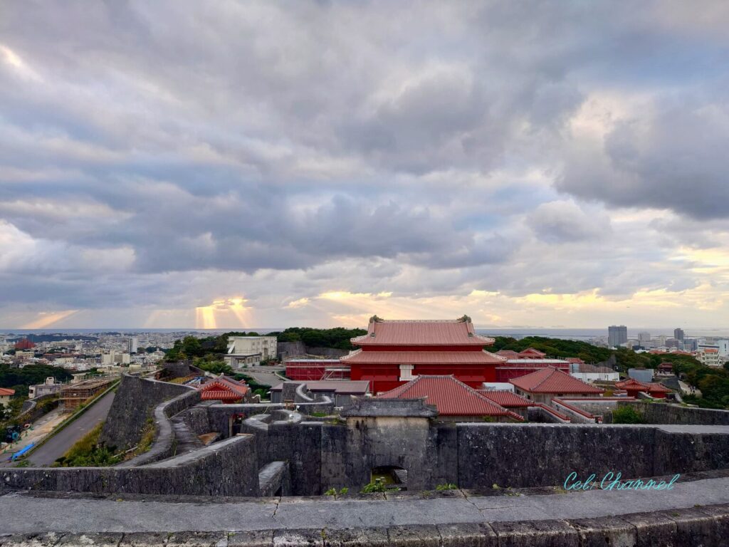 東のアザナ　天使の梯子と慶良間諸島　首里城正殿の後ろ姿