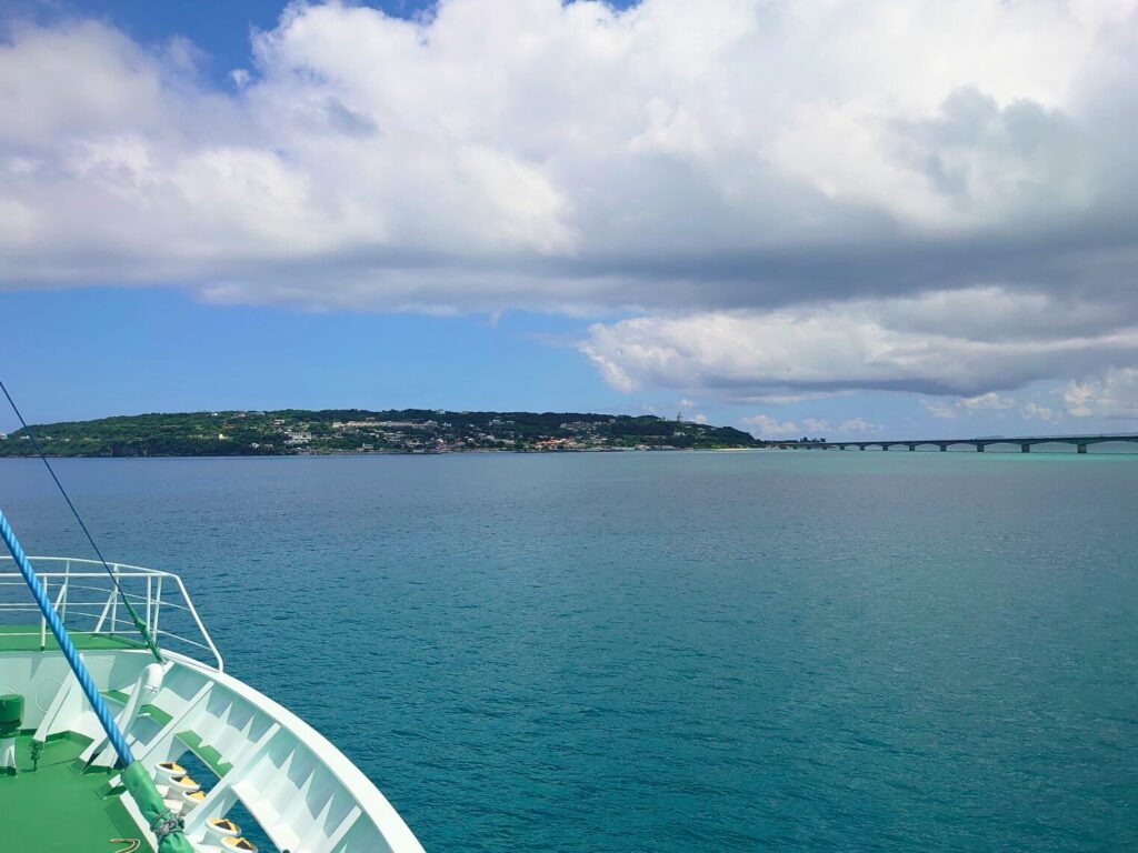 古宇利島と橋を船から眺める