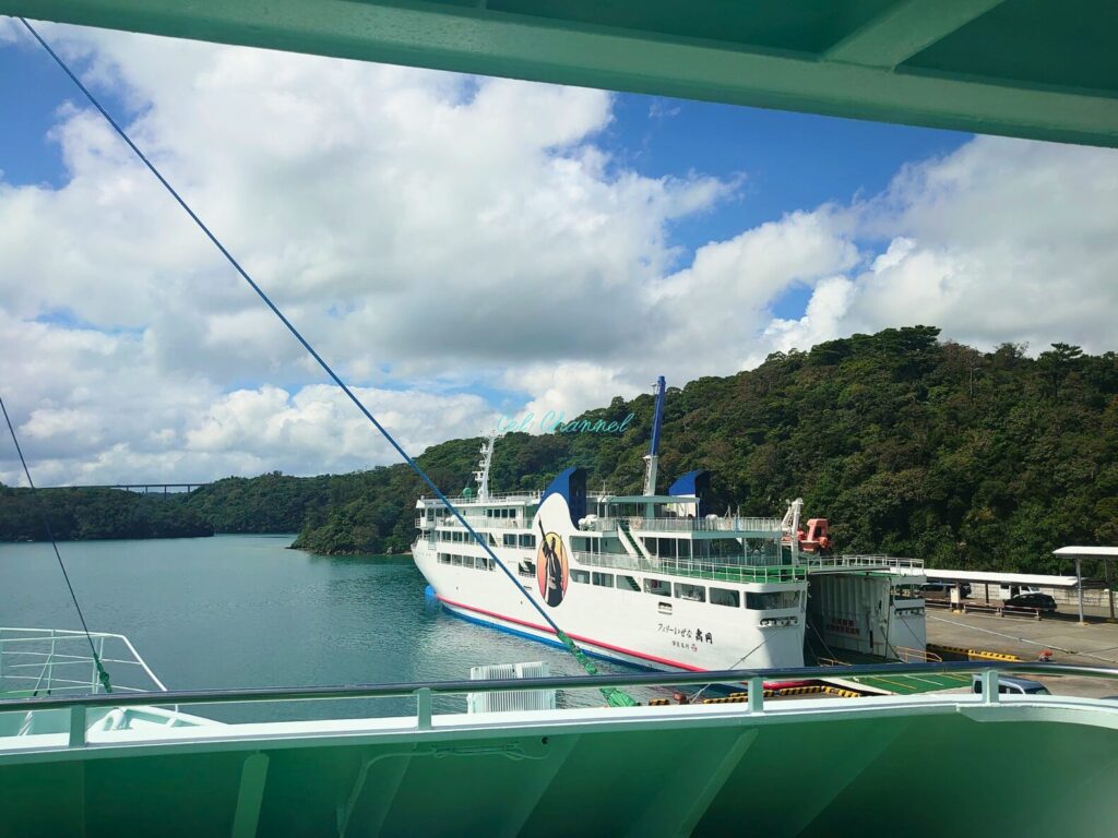 フェリー伊平屋から伊是名のフェリーを眺める