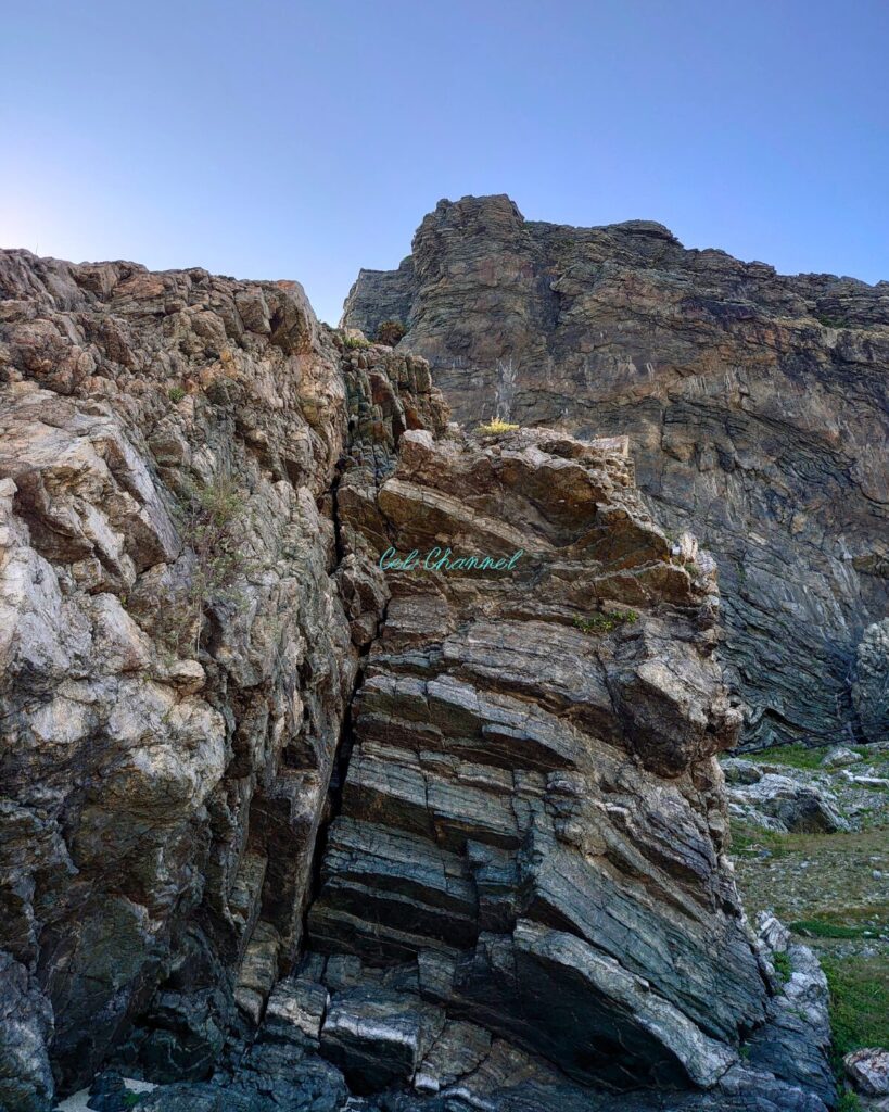 伊平屋　地層　クマヤ洞窟近くの岩