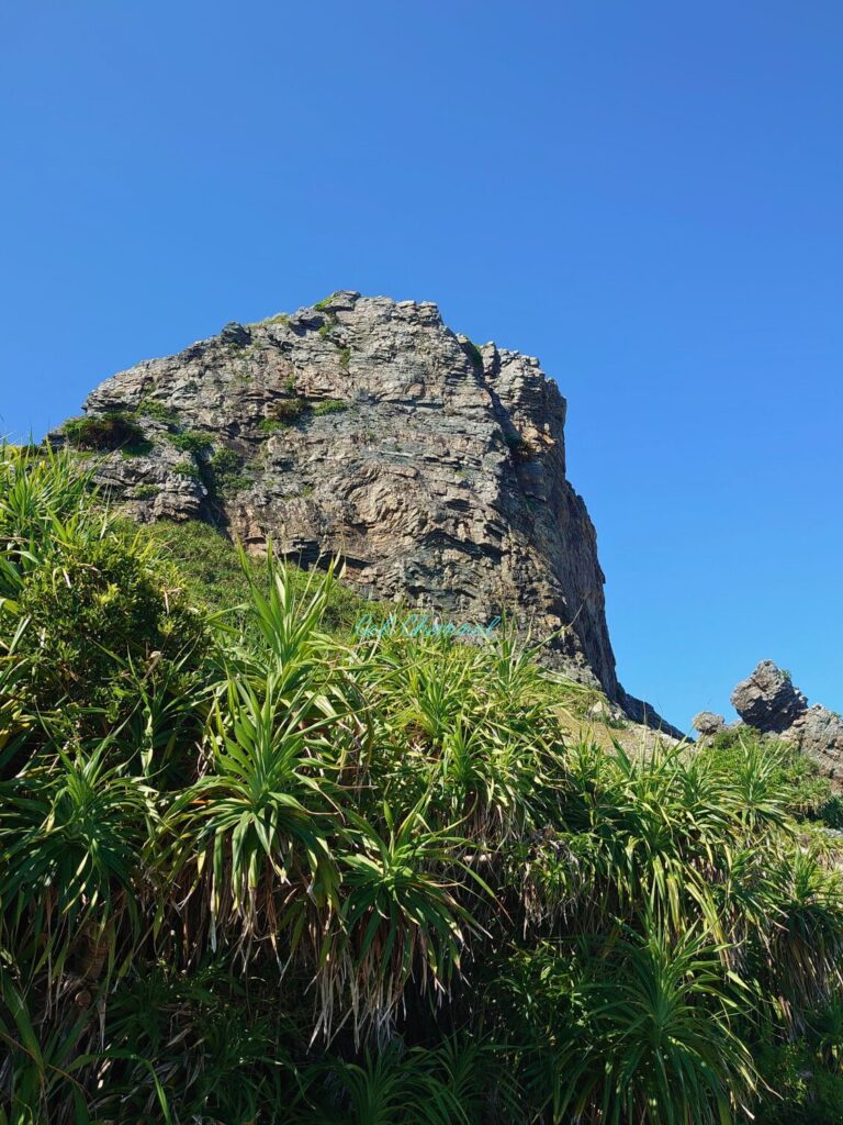 クマヤ洞窟の岩山と青空