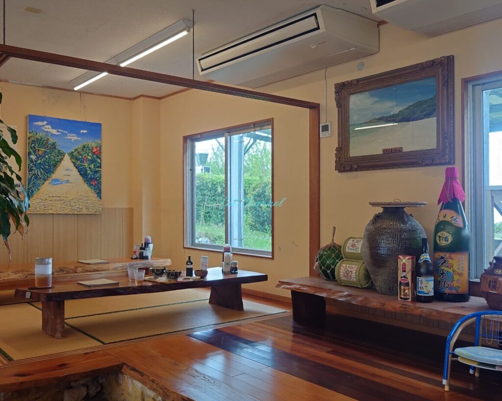 つなや食堂内観　座敷