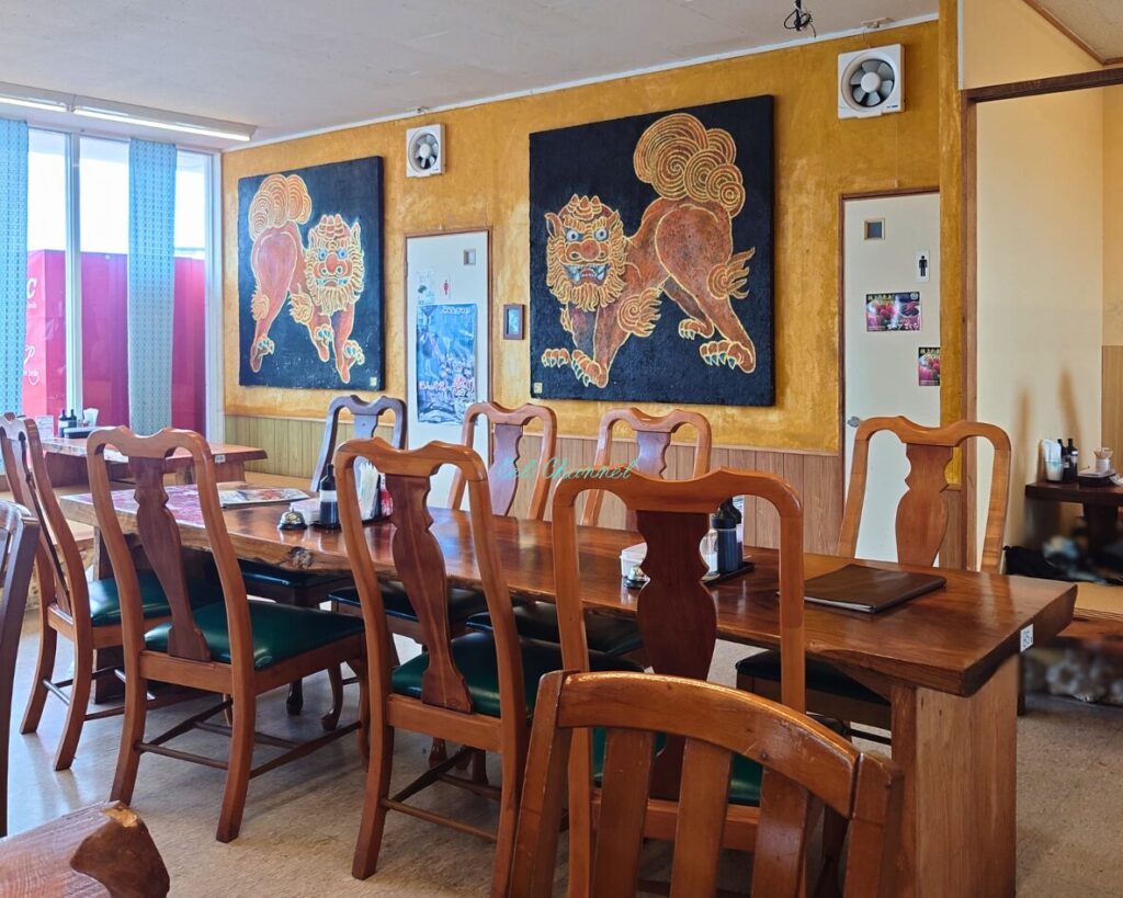 つなや食堂テーブル席