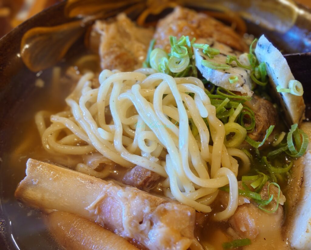 沖縄そば峰_麺アップ