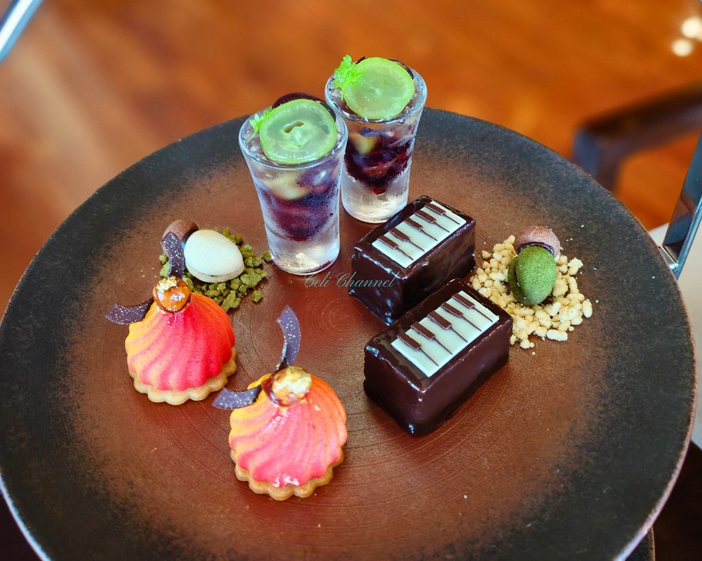 グランドキャッスルカフェ 上段 ペストリー ザッハトルテ カシスアールグレイ ブドウのゼリー DoubleTree by Hilton那覇首里城